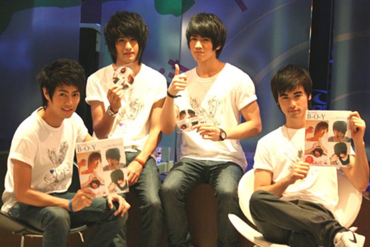 4 หนุ่ม บี-โอ-วาย เปิดตัวหนังสือ Be with B-O-Y