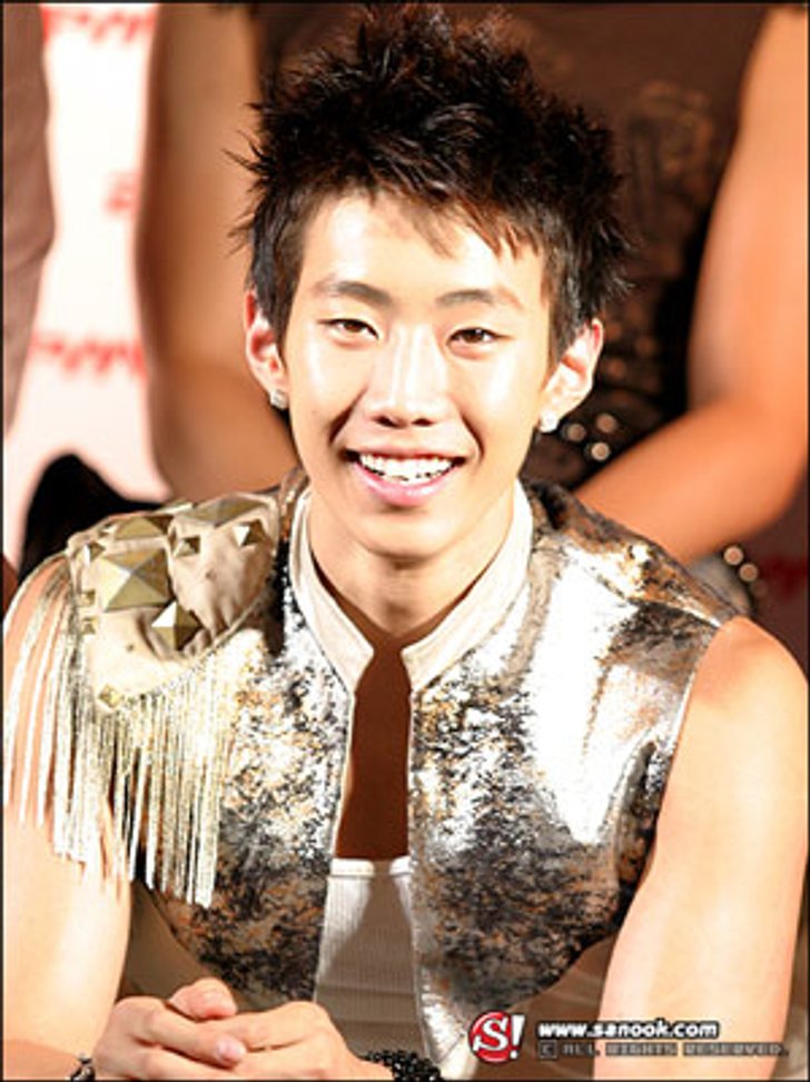 แฟนคลับ 2PM เผยอยากให้ แจบอม กลับมาผ่าน ดอกกุหลาบ