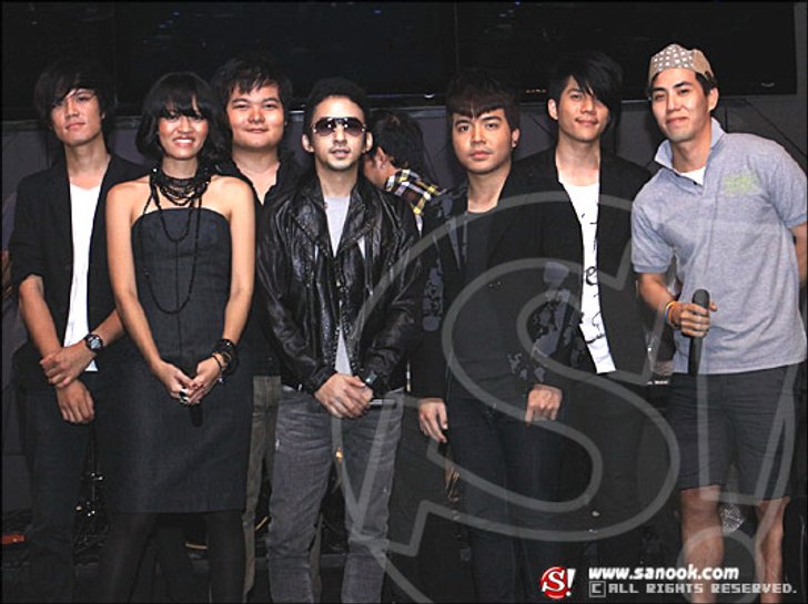 บี ควง วง KLEAR บรรเลงเพลงคัฟเวอร์สุดมันส์ใจกลางผับย่านทองหล่อ