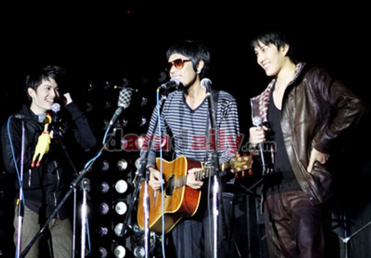 กอล์ฟ-ไมค์ ชวน จุ๋ยจุ๋ย เซอร์ไพร์สบนเวที เดอะโคลสเซอร์ คอนเสิร์ต