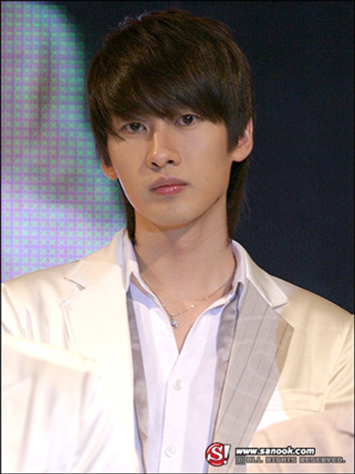 อึนฮยอก ( SJ ) อัพเดตไซเวิลด์สุดเศร้า "คนบันเทิง ... ใช้ชีวิตอยู่บนเวทีและตายในอินเตอร์เน็ต"