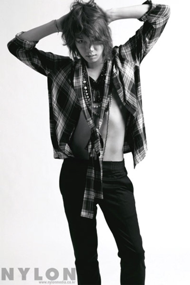 คิมฮีชอล (Kim Hee Chul) เผยอัลบั้มภาพสุดเท่ห์ใน NYLON