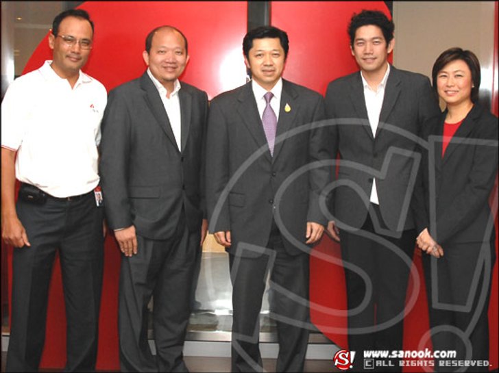 บอย - นภและผู้บริหาร ทรู คอร์ปอเรชั่นร่วมแสดงความจงรักภักดี