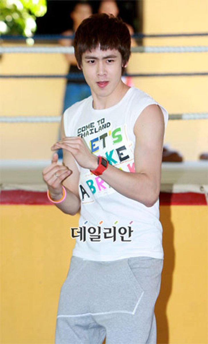 นิชคุณ (Nickhun) อวดศิลปะแม่ไม้มวยไทย ชวนแฟนคลับสัมผัสวัฒนธรรม ณ ภูเก็ต