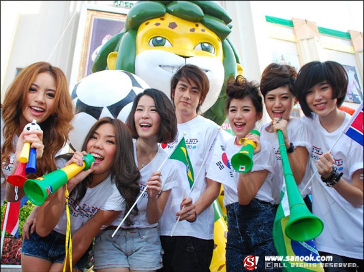 เฮียฮ้อ นำทัพ ดารา ศิลปิน สุดคึกคัก ฟีฟ่า เวิลด์คัพ เซาธ์ แอฟริกา ออน กราวนด์ 2010