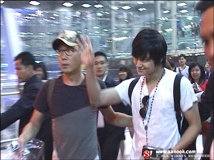 แฟนคลับกรี๊ด...คิมบอม เหินฟ้ามาถึงเมืองไทยแล้ว