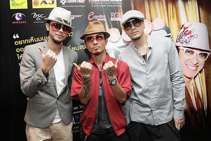 3 หนุ่มไทเทเนี่ยม ปะทะแร๊พ มนุษย์ค้างคาว
ใน ติ๊ก ชีโร่ ชัดเจน ไลฟ์ อิน คอนเสิร์ต
