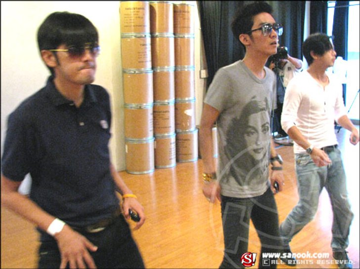 ดัง หนุ่ม เต๋า มั่นเกินร้อย ซ้อมร้อง-เต้น
เป็นบอยแบนด์(เฉพาะกิจ)ครั้งแรกในชีวิต