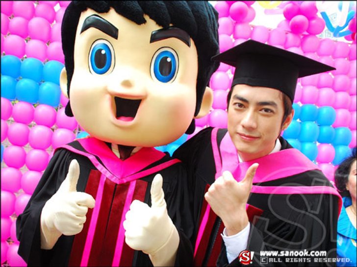 บัณฑิตใหม่!! ฟิล์ม ยิ้มแก้มปริ กองทัพแฟนคลับ ร่วมยินดี