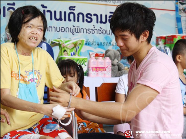 ไอซ์ อิ่มบุญอิ่มใจ สุดกลั้นน้ำตา ฉลองวันเกิดที่ บ้านเด็กตาบอดผู้พิการซ้ำซ้อน