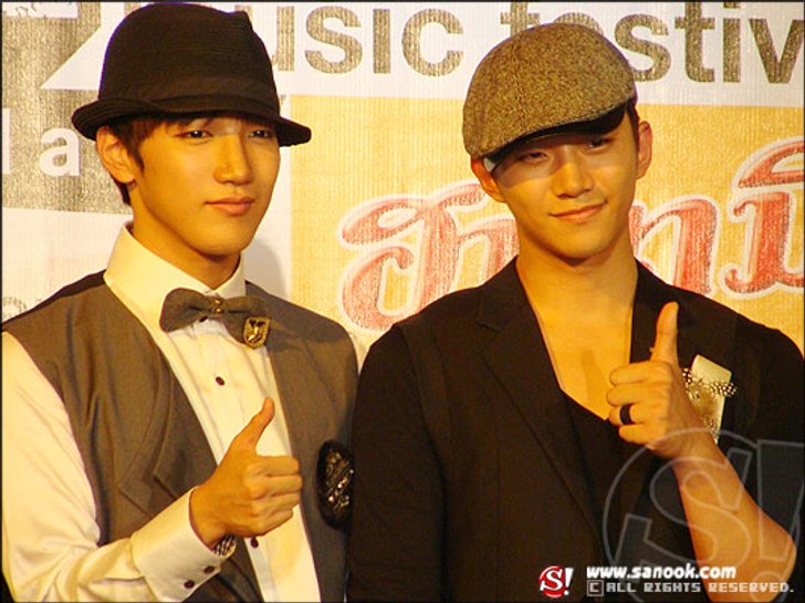 จุนโฮ – จุนซู 2PM บินไทยร่วมงานแถลงข่าว Mnet สยามดิสฯ แทบแตก