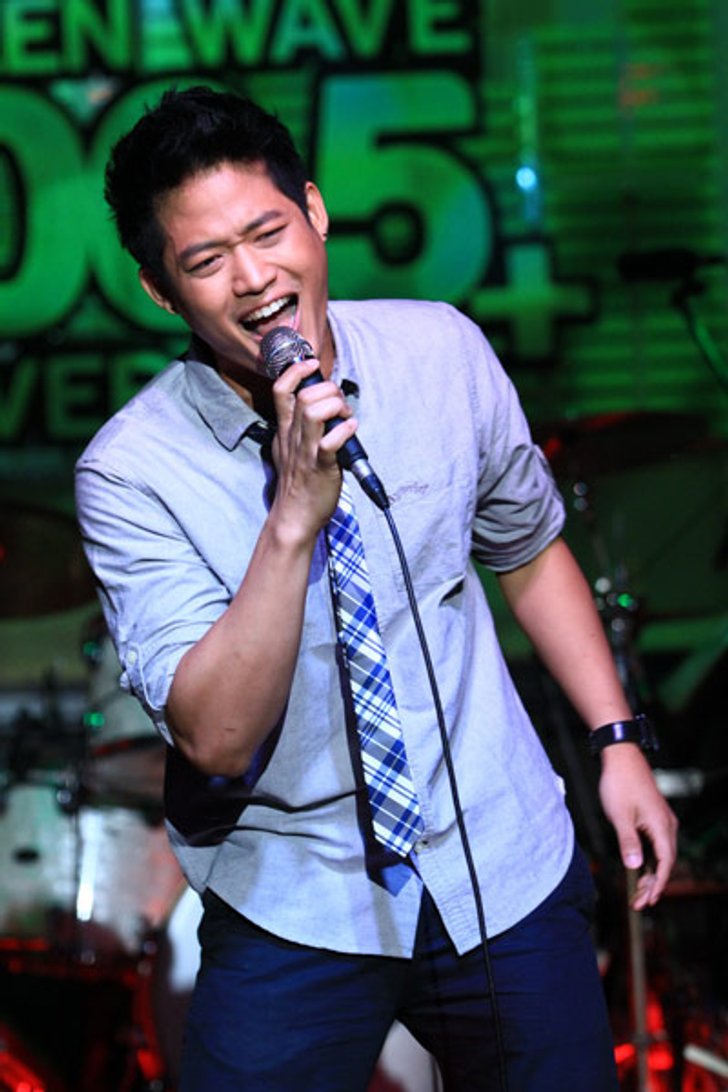ตู่ ภพธร เสน่ห์แพรวพราว คุกเข่าขอสาวแต่งงานกลางเวที คัฟเวอร์ไนท์ พลัส