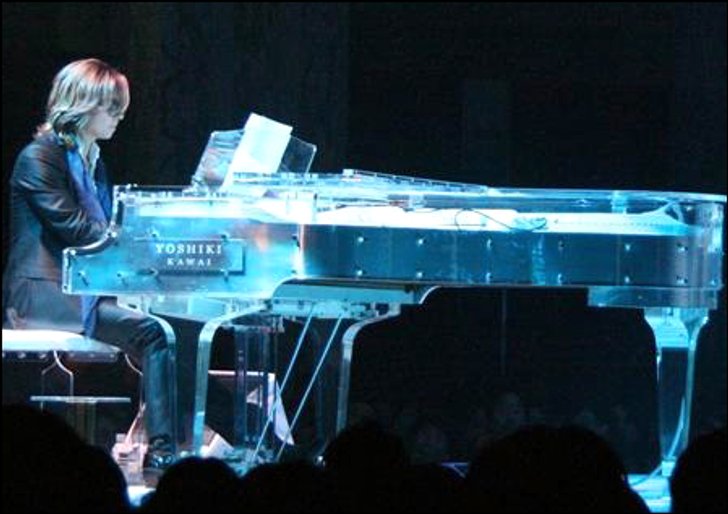 โยชิกิ ( X Japan ) จะนำเปียโนคริสตัลประมูล เพื่อช่วยเหลือเหตุการณ์แผ่นดินไหวในญี่ปุ่น