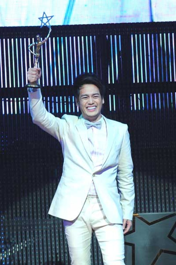 อ๊อฟ ปองศักดิ์ ดีใจทั้งน้ำตา ขึ้นรับรางวัล
นักร้องเดี่ยวแห่งปี จากงาน 9 Entertain Awards