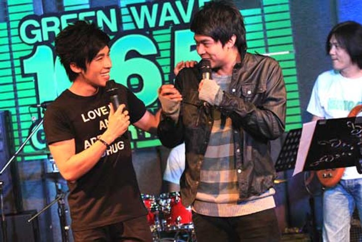 นัท ยิ้มแก้มปริ แดน หอบเค้กเซอร์ไพร้ส์วันเกิด กลางเวทีคัฟเวอร์ไนท์ พลัส