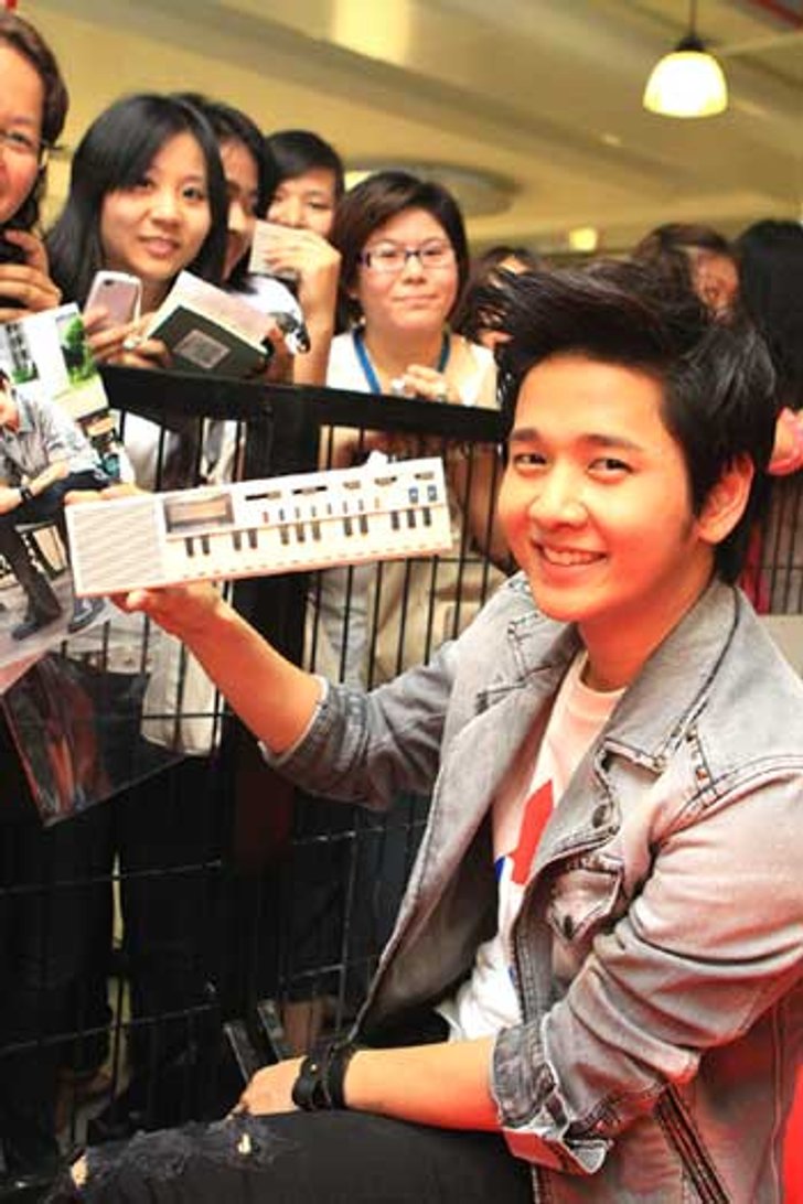 โต๋ ศักดิ์สิทธิ์ นึกสนุก คว้าของเล่นชิ้นใหม่
ขึ้นเวที ฮอต ไลฟ์ สตูดิโอ
