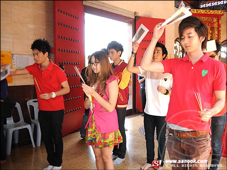 เชน – หวาย – เอี๊ยง จัดชุดใหญ่ ทำบุญเสริมดวงแก้ ปีชง
