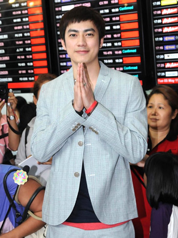 ฟิล์ม กลับไทย ครอบครัว-แฟนคลับ รอรับอบอุ่น