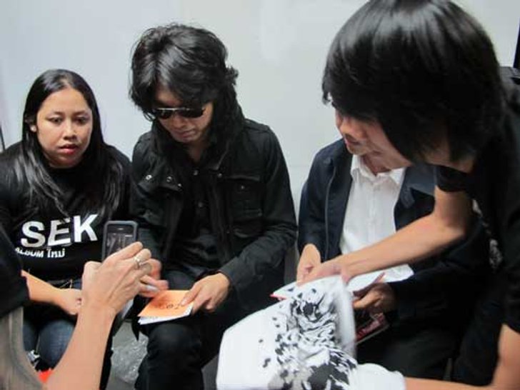 เสก โลโซ แจกทอง!!!