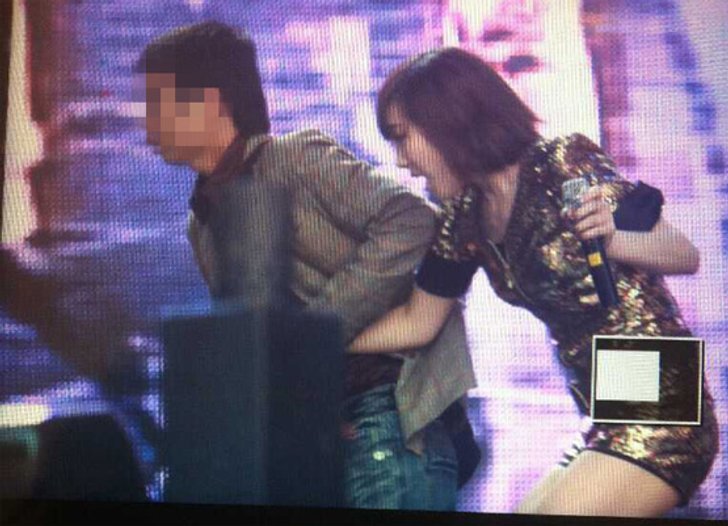 แทยอน ถูกชายหนุ่มบุกขึ้นลากตัวลงเวที ในระหว่างโชว์ Run Devil Run