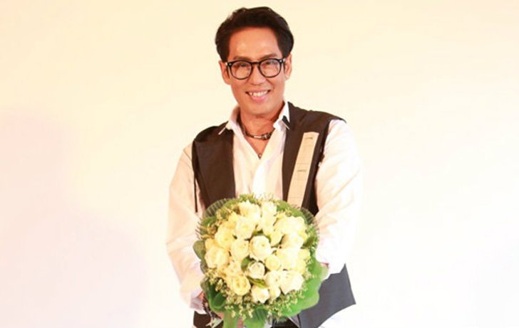 พี่เบิร์ด คืนความสุข! ควง 5 สาวเผยทีเด็ด ไฮไลท์ 20 ปี ขนนกกับดอกไม้