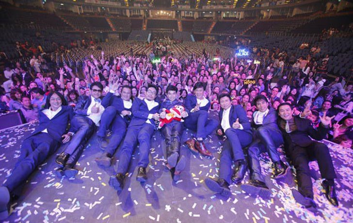 แดนซ์สะบัด 'เดอะ พาเลซ แอนด์ เฟรนด์ส รีสเตจ' ร้องเล่นเต้นฟิน!