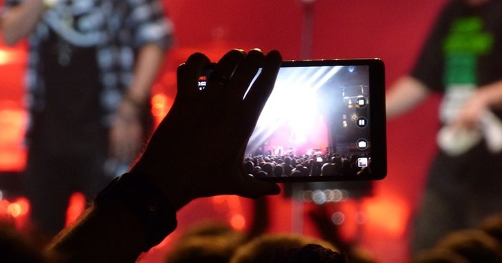 Apple เตรียมบล็อก iPhone ไม่ให้แฟนเพลงถ่ายรูป/อัดวิดีโอระหว่างชมคอนเสิร์ต