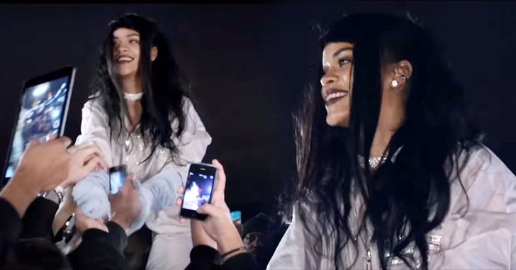 Rihanna วิ่งกระโดดกอดแฟนเพลงในเอ็มวี “Goodnight Gotham”