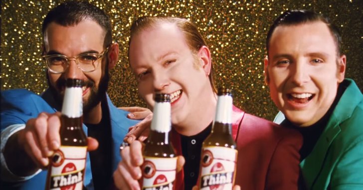 Two Door Cinema Club กับเอ็มวีต่อต้านโฆษณาแฝงใน “Are We Ready (Wreck)”