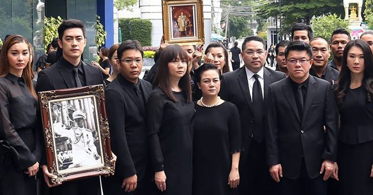 "เฮียฮ้อ" นำทีมศิลปิน-นักแสดง และพนักงานบริษัท RS ถวายสักการะพระบรมฉายาลักษณ์ "ในหลวงรัชกาลที่ 9"