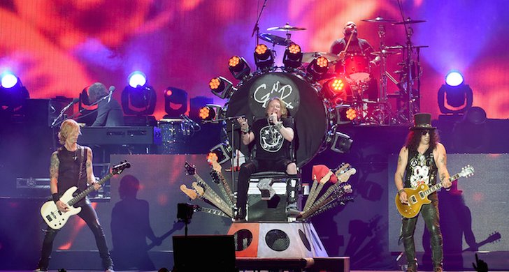 Guns N' Roses ทำเซอร์ไพรส์! ขายดอกกุหลาบรับเทศกาลวาเลนไทน์