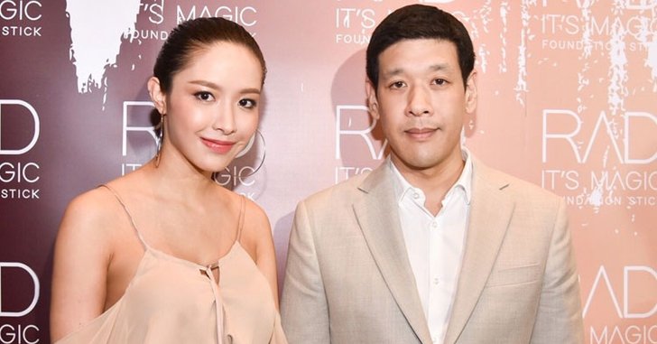 น้ำชา-ชีรณัฐ เปิดตัวแฟนใหม่ที่อายุห่างกันหลายปี ร่วมยินดีงานเปิดตัวธุรกิจใหม่!
