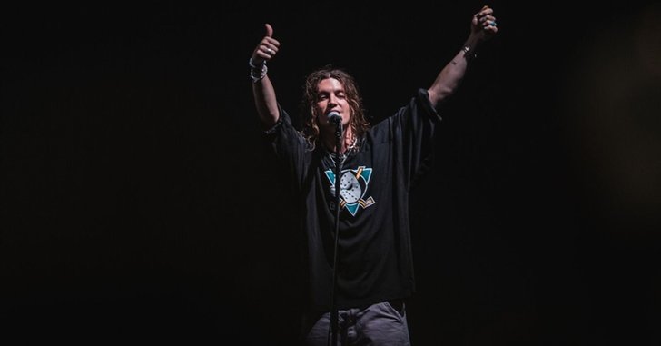 LANY ทำแฟนอินดี้ฟิน โดดจากเวทีลงมาหาใกล้ชิด ในคอนเสิร์ตครั้งแรกที่ไทย