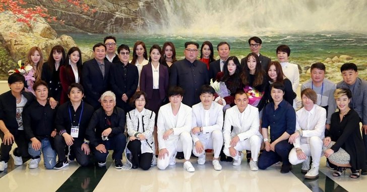 คิม จอง-อึน ควงสตรีหมายเลขหนึ่ง ดูคอนเสิร์ตศิลปิน K-POP ในกรุงเปียงยาง