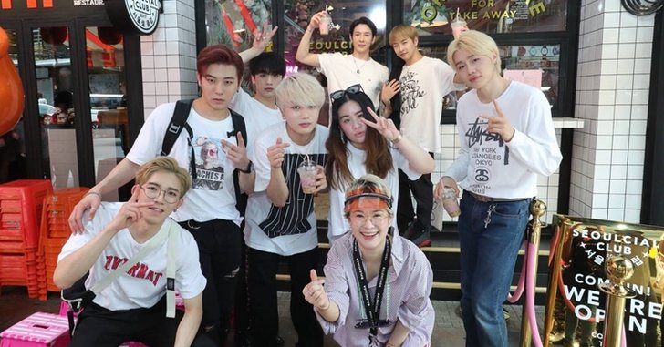 7 หนุ่มวง BLANC7 บุกสยามสแควร์ แวะเช็กอินแหล่งฮิปตามรอยวัยรุ่นไทย