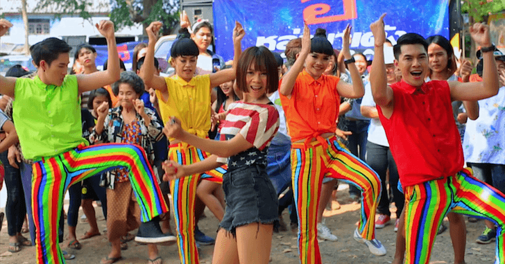 จินตหรา พูนลาภ ยกทัพทีมแดนเซอร์ ขึ้นรถแห่ในเอ็มวีชวนมันส์ “อีหล่าขาเด้ง”
