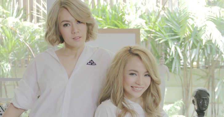 นิว-จิ๋ว เม้าท์เรื่องรัก! สไตล์นั่งเล่นในเพลง “อย่าบอกว่ารัก”