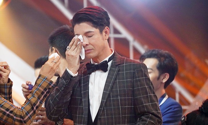 "ก๊อท จักรพันธ์" ปล่อยโฮกลางเวที "ลูกทุ่งไอดอล" หลังฟังดราม่าชีวิตผู้เข้าแข่งวัย 13 ปี
