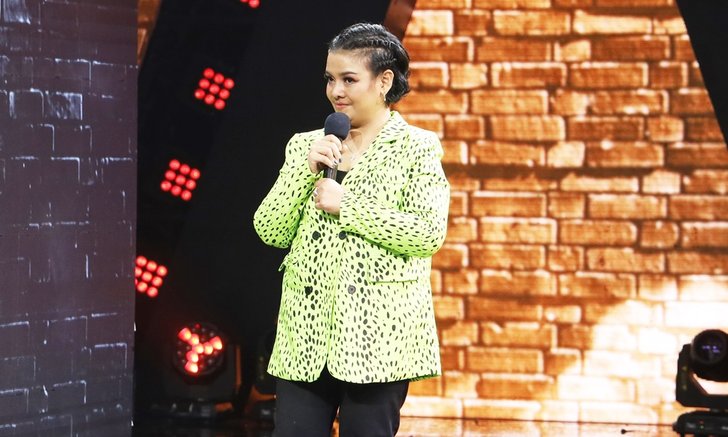 ยุ้ย ญาติเยอะ ได้รับคอมเมนต์ท่วมท้น หลังโชว์เสียงสดกลางเวที "ร้องข้ามกำแพง"