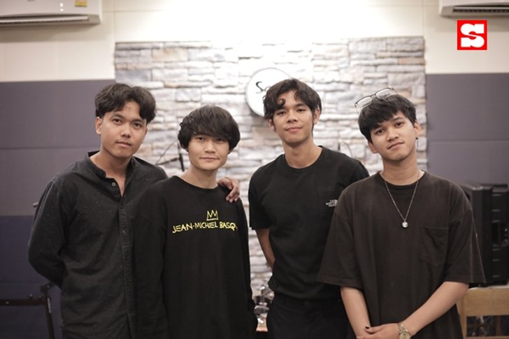 สมาชิกวง Blackbeans จากซ้าย นันทกร พันธ์วุ้น (เกม), พีรวิทย์ จิตการุณ (บูม), นฤเบศร์ พัวพันบุญ (ทาม) และนลธวัช บัวเผื่อน (พีท)