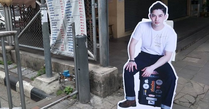 แม็กซ์ เจนมานะ อึ้ง! หลังแฟนคลับพารูปสแตนดี้ของเขาไปเที่ยวทั่วเมือง