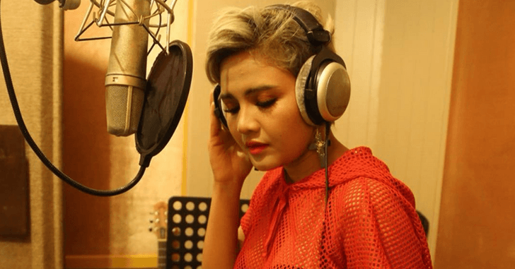 ตั๊กแตน ชลดา เปิดห้องอัด! ร้องเพลงใหม่ "บ่งึดจักเม็ด" ให้แฟนๆ ได้ฟังก่อนใคร