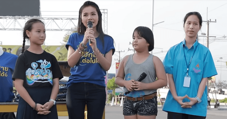 ต่าย อรทัย เซอร์ไพรส์กลางตลาด! ช่วยนักเรียนหญิงร้องเพลงหาเงินช่วยเพื่อน