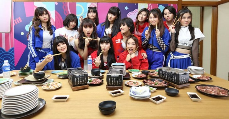 "Sweat16!" เผยภาพเบื้องหลังสุดพิเศษ! ฉลองเอ็มวีเพลง "ปิ้งย่าง" ผ่านหลักล้านวิว