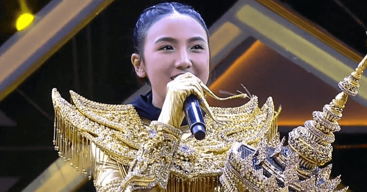 "ปิ่น พรชนก" น้ำตาไหลกลางเวที! หลังร้องเพลงสานฝันคุณพ่อใน "The Mask Line Thai"