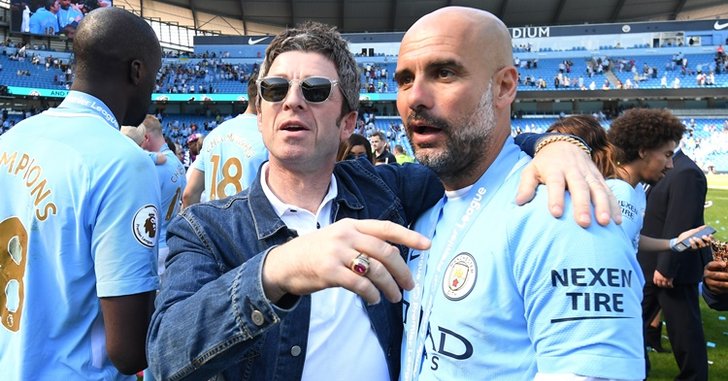 "Noel Gallagher" บุกห้องแต่งตัวทีม "แมนเชสเตอร์ ซิตี้" ร้องเพลงฉลองแชมป์พรีเมียร์ลีก