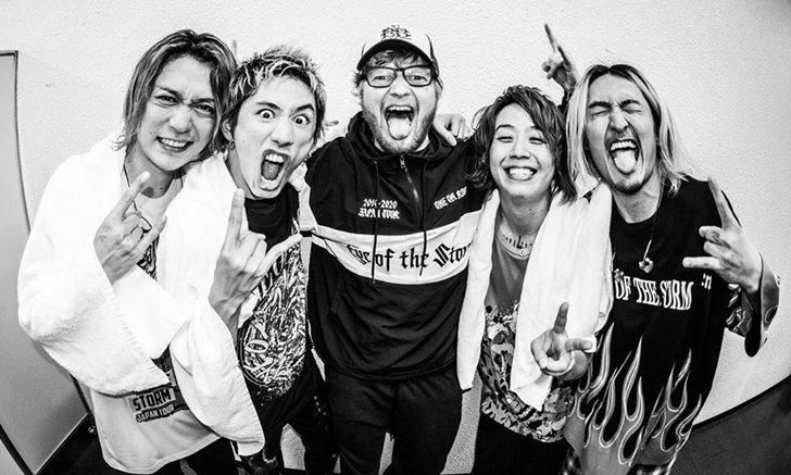 คลิป Ed Sheeran แจม ONE OK ROCK โชว์ “Shape of You” ในทัวร์ EYE OF THE STORM