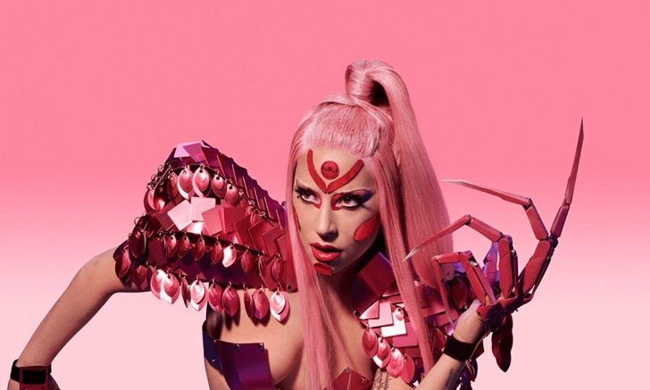 “Lady Gaga” กลับมากับลุคไซเบอร์พังค์สุดแฟนตาซีในเพลงใหม่ “Stupid Love”