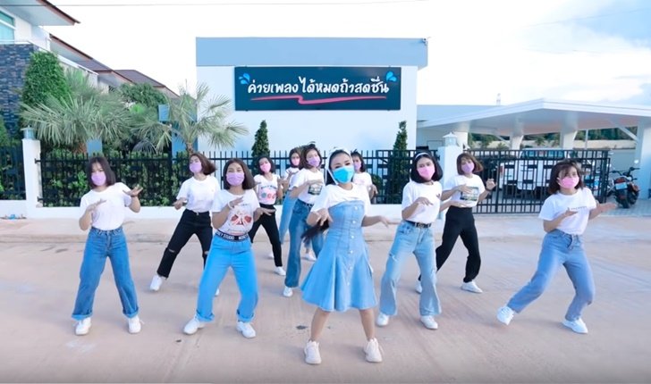เจนนี่-รัชนก สุวรรณเกตุ ได้นำเพลง "เลิกคุยทั้งอำเภอเพื่อเธอคนเดียว" มาแปลงเนื้อเป็นเพลง "กักตัวทั้งอำเภอ เพื่อคุณโควิด"