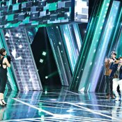 ร้องข้ามกำแพง